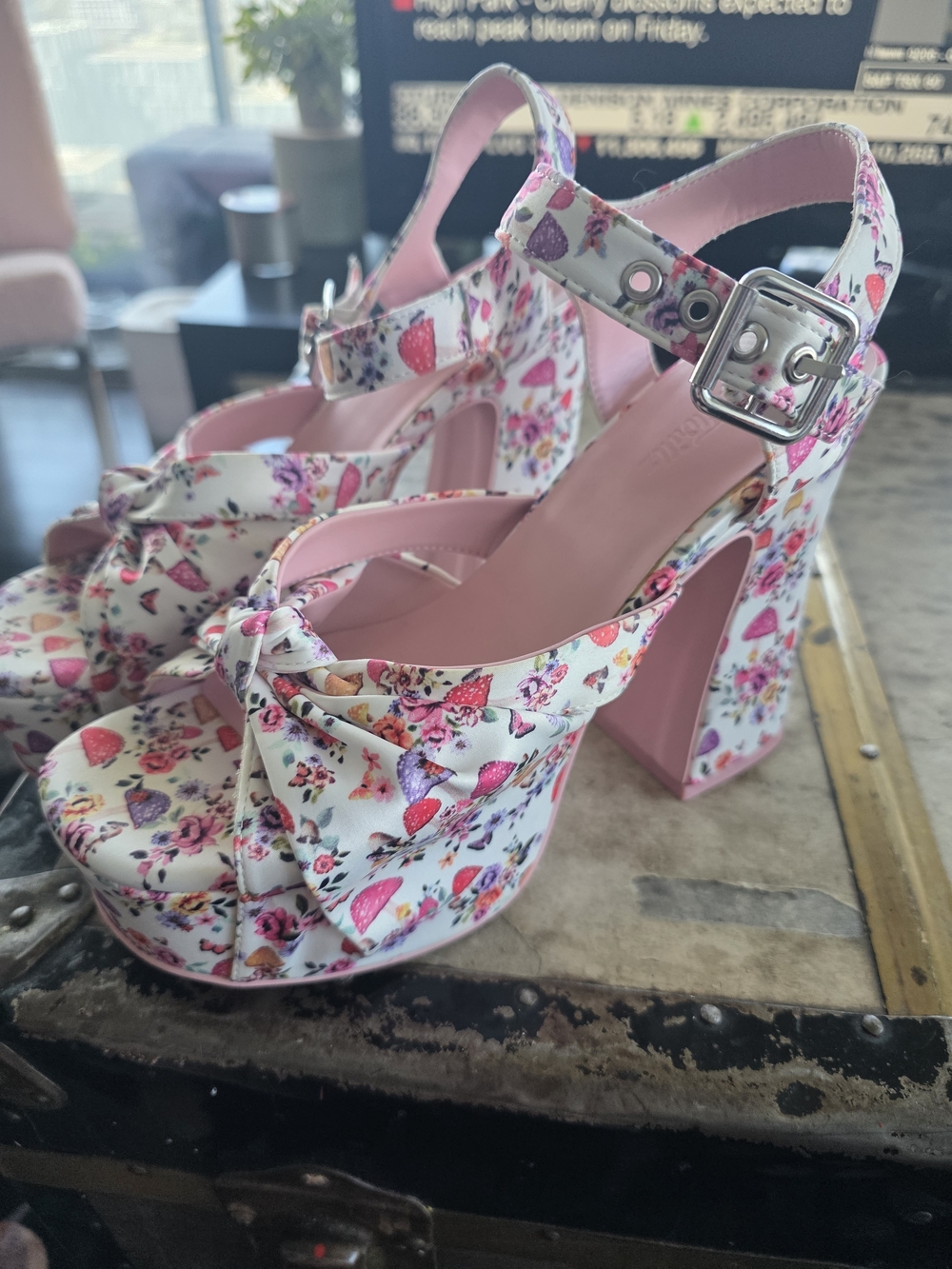 Sugar Thrillz White Floral Platform Block Heels - Picture 3 of 7